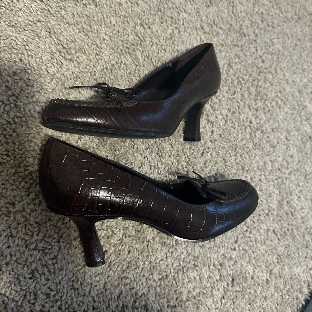 Worthington crocodile leather kitten heel